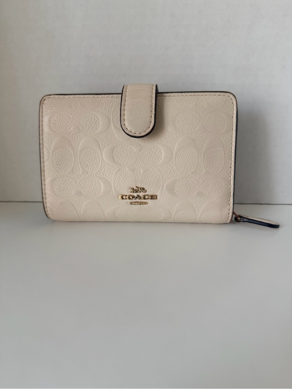 Coach F67565 Medium Corner Zip Wallet Signature Leather Chalk White Gold
